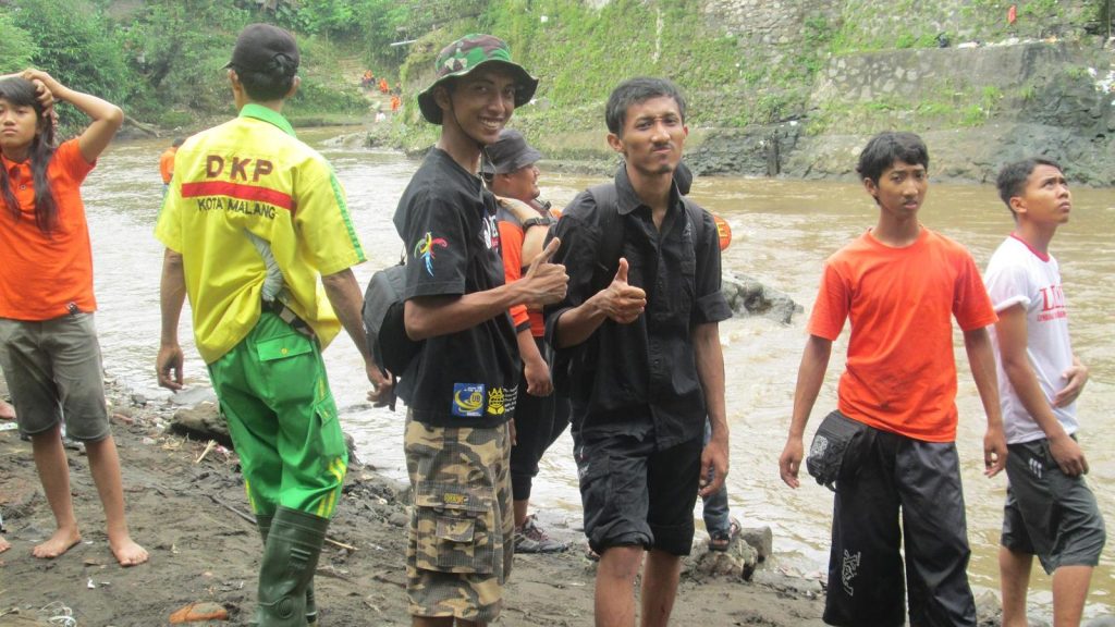 Foto bersama Muchlis saat aksi bersih-bersih Kali Brantas bersama Jawa Pos Radar Malang