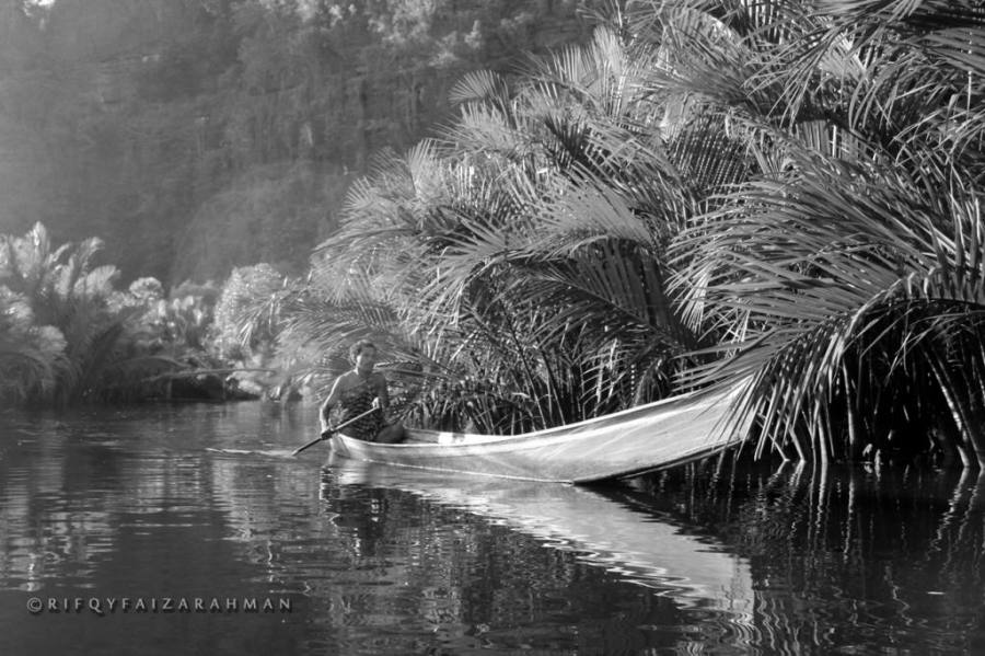 Seorang warga Dusun Berua mengayuh perahu menyusuri Sungai Pute
