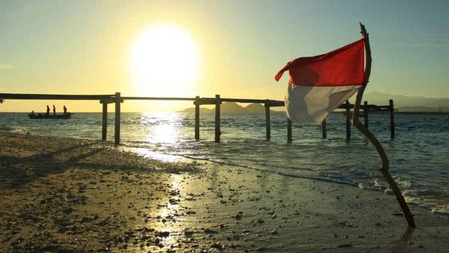 Merah putih berkibar berlatar matahari terbit di Pulau Kenawa
