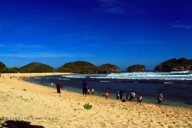 Pantai Watu Karung Pacitan