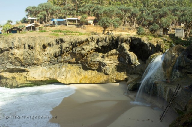 Pantai Banyu Tibo Pacitan