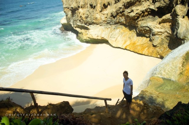 Pantai Banyu Tibo Pacitan