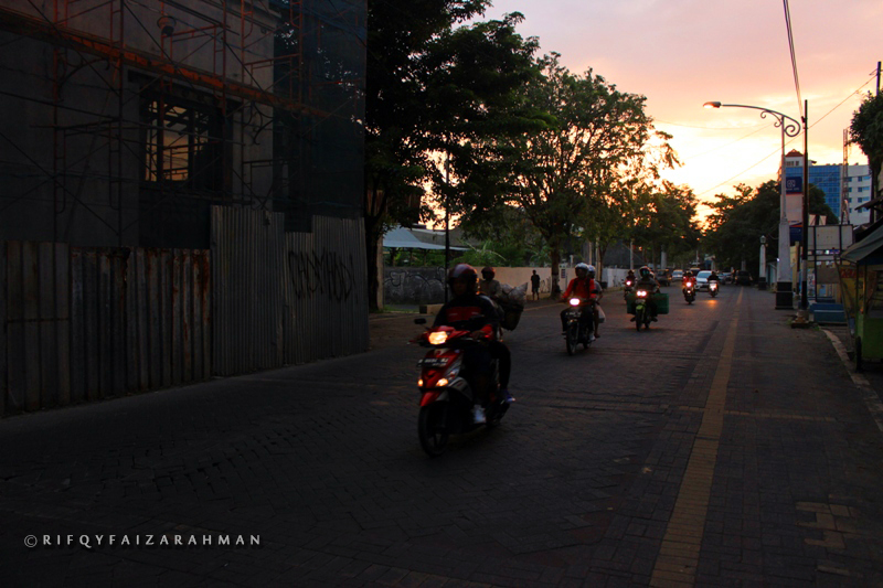 Seberkas cahaya pagi di langit Kota Lama