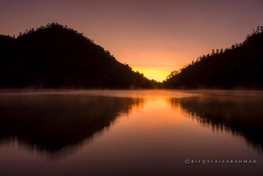 Matahari terbit di langit Ranu Kumbolo yang keemasan