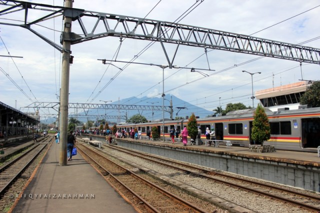 Saat cerah, Gunung Halimun-Salak menjadi latar alami Stasiun Bogor ini