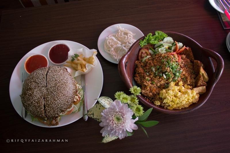 Nasi Goreng Kimcil (kanan) dan Black Burger Go-Song (kiri), menu baru andalan Hotel Horison Ultima Malang