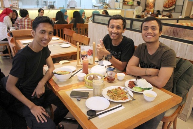 Saya dan Muchlis akhirnya bisa bertemu dengan Bapaknya Jalan Pendaki: Acen Trisusanto di Depok