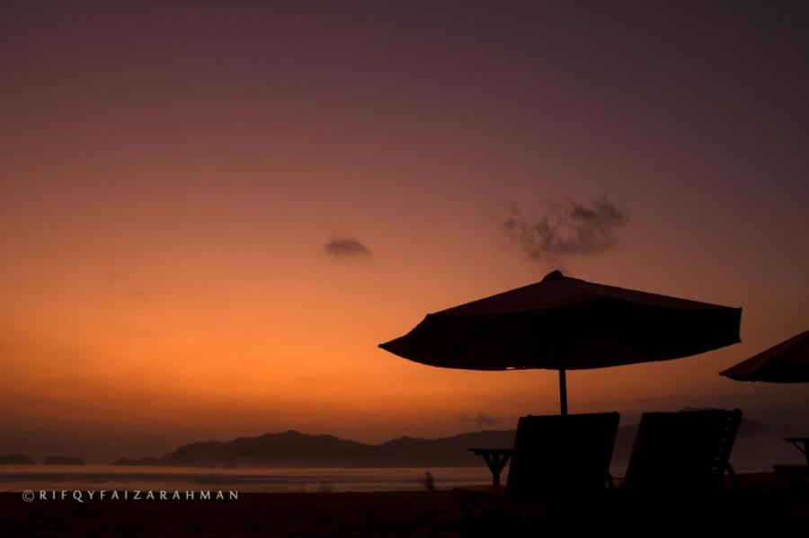 Sunset di Pantai Pulau Merah, Banyuwangi