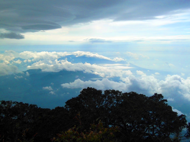 Gumpalan awan di sekitar Gunung Cikuray