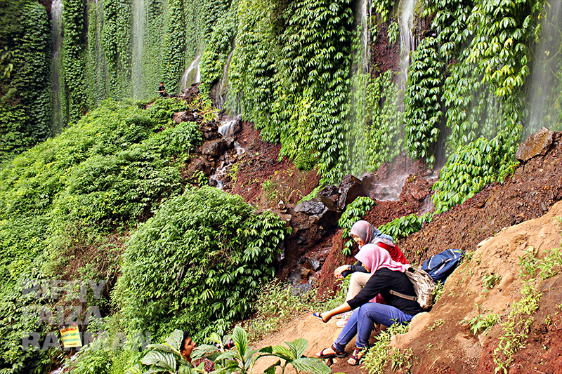 Teman seperjalanan sedang asyik berswafoto