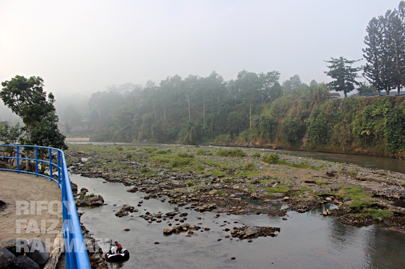 Kabut masih melayang di atas Kali Serayu