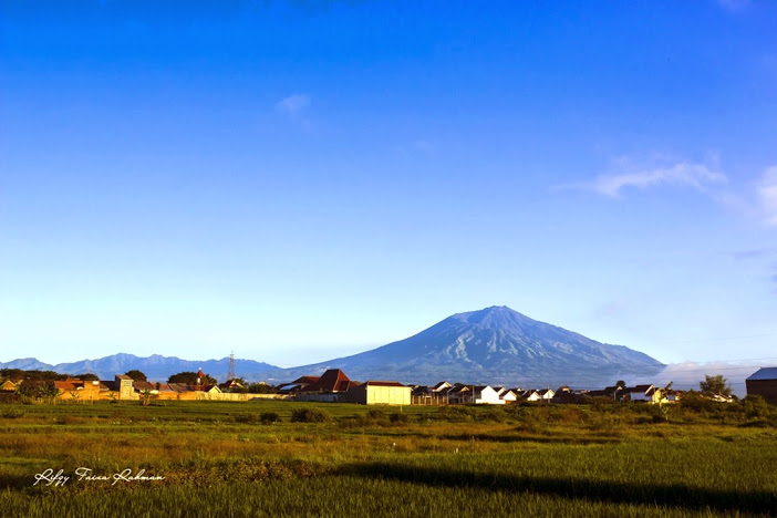 Gunung Arjuno dilihat dari daerah Mojolangu, kota Malang