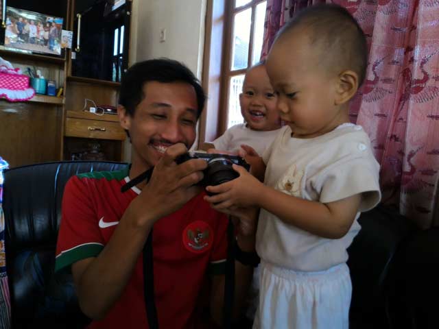 Saya bersama si kembar, yang paling dirindukan Anam. Fathan nampak penasaran dengan kamera saya (Dipotret oleh teman saya, Lutfi)