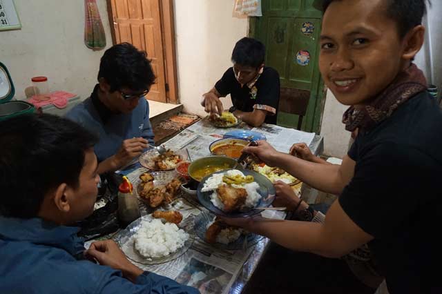 Sarapan dengan menu khas pedesaan sebelum jalan-jalan ke air terjun. Tampak Anam sedang berpose menghadap kamera.