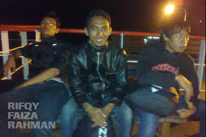 Foto sampul: Di atas feri, dalam penyeberangan Ketapang-Gilimanuk. Dari kiri: Mas Kur, Mumu, dan Rizky.