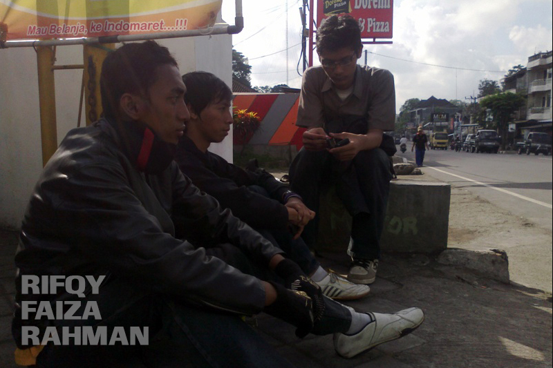 Ngemper sejenak di teras minimarket di Tabanan, Bali.