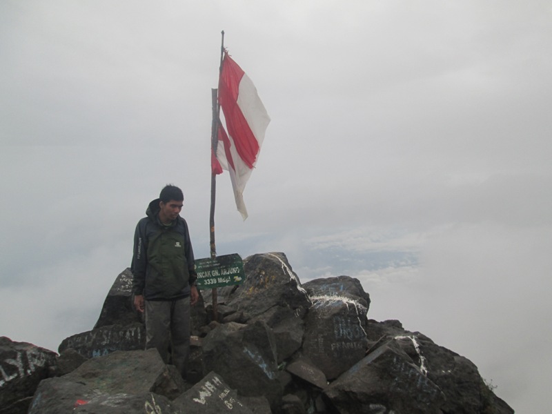 Puncak Ogal-Agil, singgasana doa untuk Ibunda
