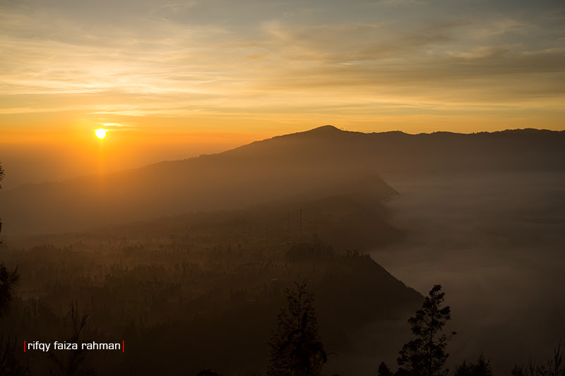 Memandang matahari terbit (sunrise) dari anjungan pandang Seruni Point