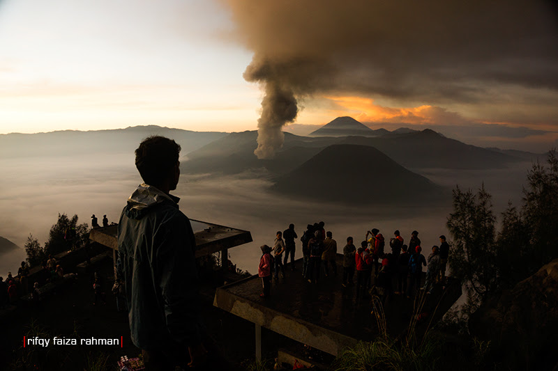 Gunung Bromo dan erupsinya dilihat dari anjungan pandang Seruni Point