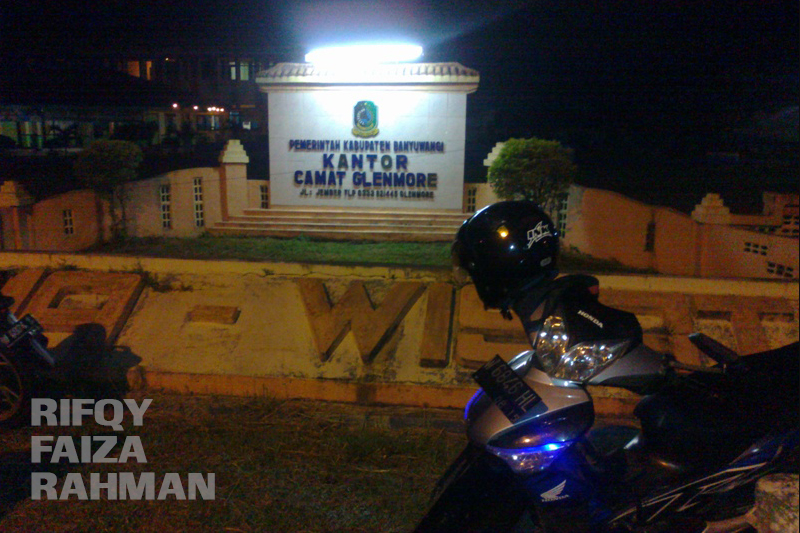 Istirahat sejenak di depan kantor kecamatan Glenmore