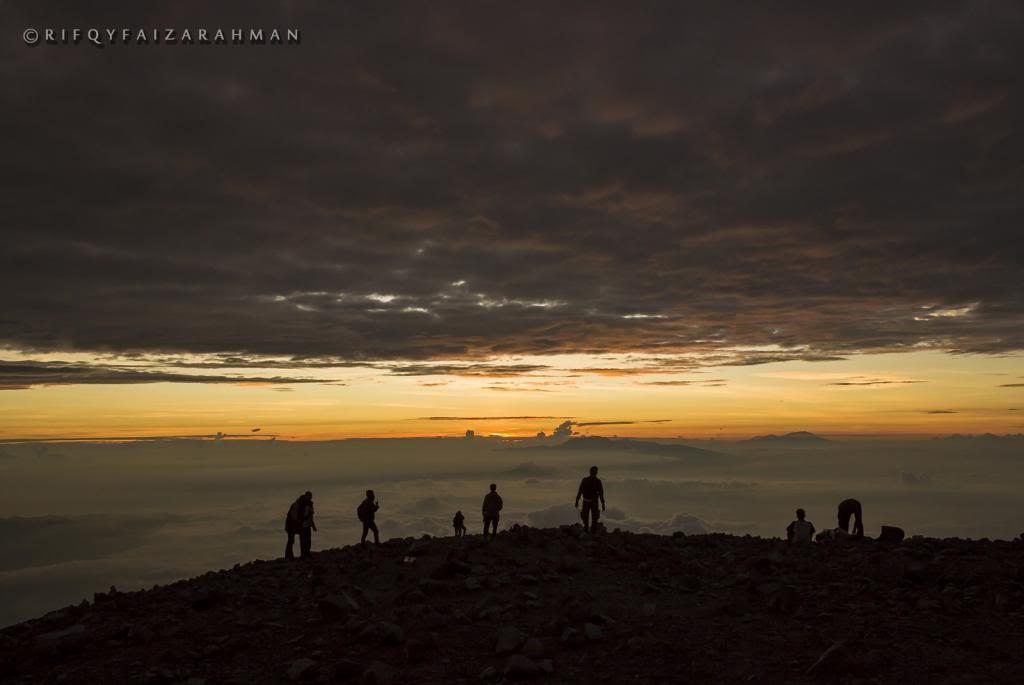 Segaris fajar dari Puncak Mahameru, Gunung Semeru