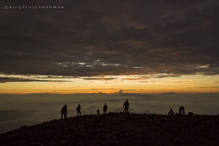 Segaris fajar dari Puncak Mahameru, Gunung Semeru