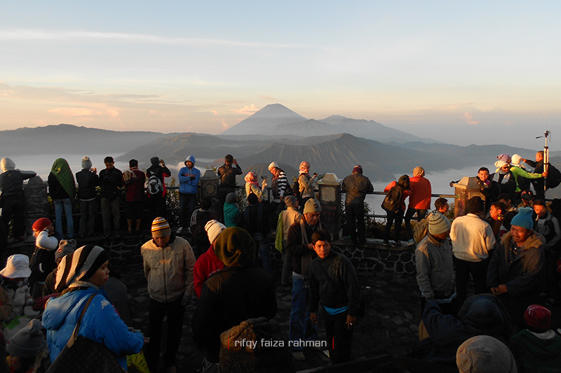 Wisatawan berdesakan di sunrise point, gardu pandang Pananjakan 1 Cemoro Lawang, Probolinggo. Di sini adalah salah satu spot terbaik menyaksikan sunrise Gunung Bromo dan lautan pasirnya dari atas bukit.