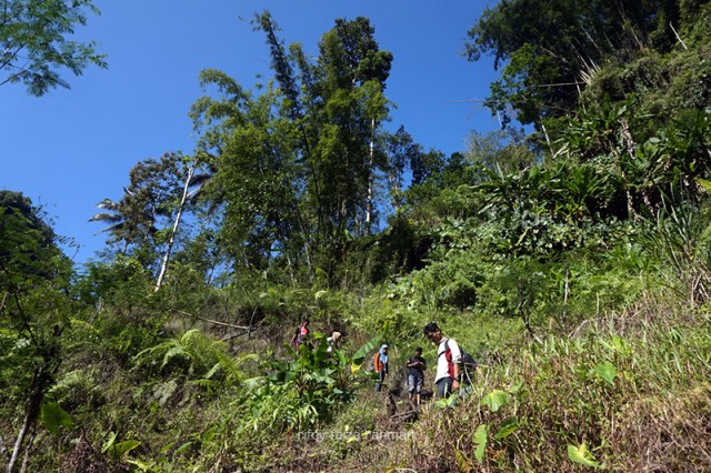 Harus berhati-hati saat menuruni jalan tanah yang cukup licin