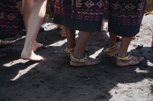 Gemerincing gelang di kaki-kaki penari Lego-Lego, tarian adat Takpala di Alor (dokumentasi pribadi)