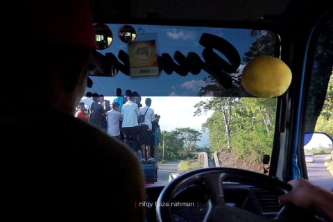 Meninggalkan Borong, dan 'melahap' sisa 56 km lagi menuju kota Ruteng, kabupaten Manggarai