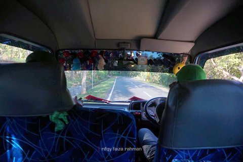 Berhenti sebentar setelah 15 menit perjalanan dari Maumere. Ada penumpang yang tertinggal.