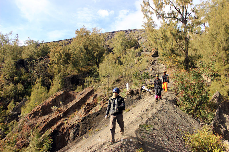Igir 'siratal mustaqim' yang menjembatani Kelik, batas vegetasi dengan jalur berpasir menuju puncak Mahameru