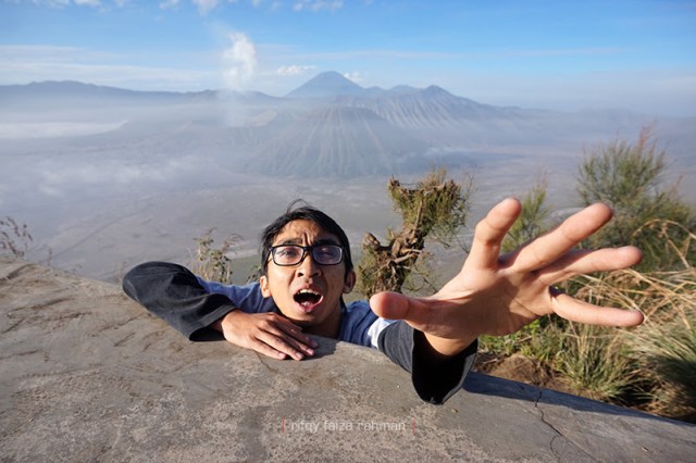 Sesibuk apa pun kita, jangan tenggelam terlalu serius tapi melupakan aspek lainnya yang tak kalah penting. Sesekali bercanda itu sangat perlu (Foto diperankan oleh teman saya)