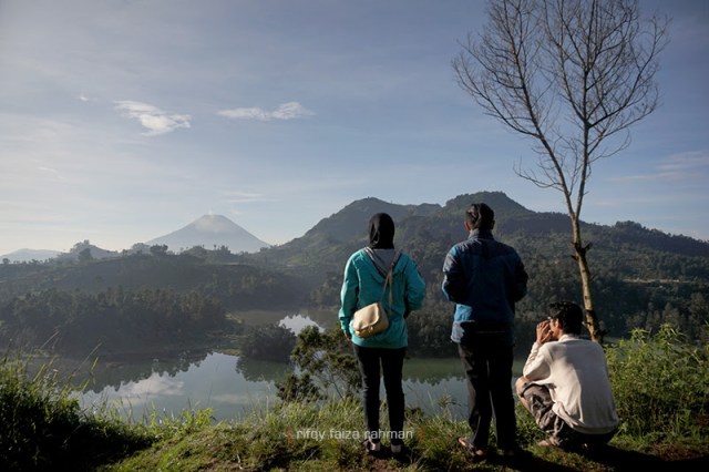 Menikmati pagi yang agak sendu saat gerhana matahari di Bukit Sidengkeng, Telaga Warna, Dieng
