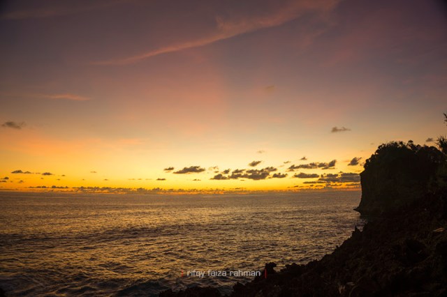 Momen sunset dilihat dari atas bukit dekat Pantai Watu Lepek, di sisi timur Pantai Batu Bengkung, Malang selatan