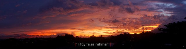 Meskipun sisi barat mendung cukup pekat, tapi di sisi selatan seperti dalam foto ini, langit senja kala begitu berwarna