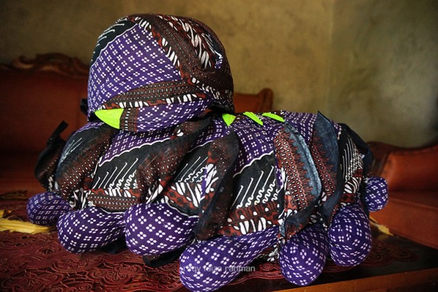 Blangkon-blangkon yang sudah jadi dan siap dijual atau dikirim