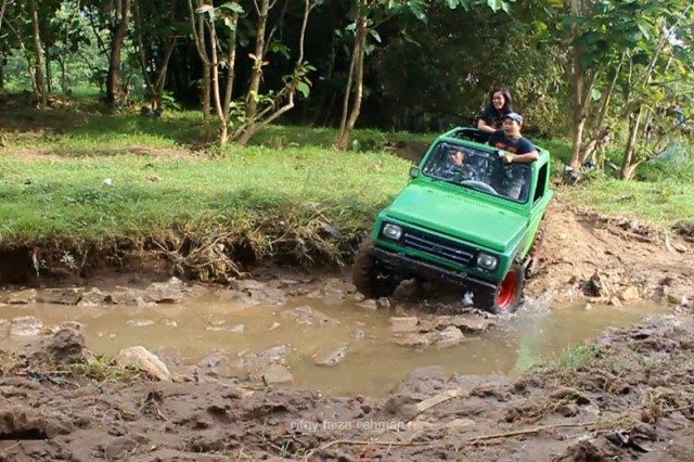 Tetap berpegangan erat dan siap terciprat. Seru!