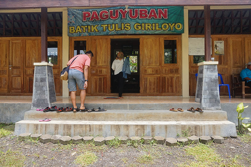 Showroom batik tulis Giriloyo. Kelak akan dibangun museum batik di tempat ini sebagai wujud melestarikan batik tulis.