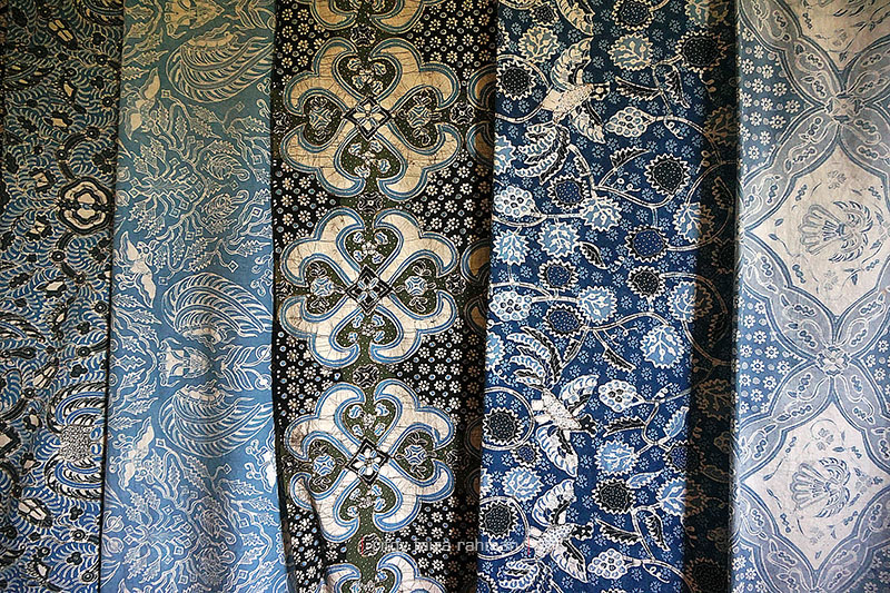 Beragam contoh batik tulis motif klasik khas Giriloyo dengan warna alami yang lembut
