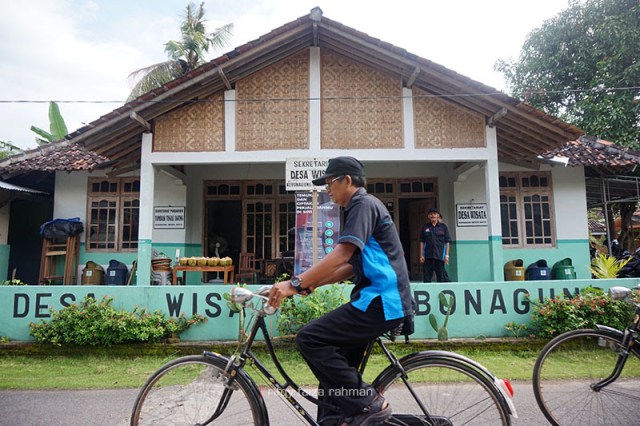 Tampak depan sekretariat pengurus desa wisata Kebonagung. Bersepeda onthel adalah salah satu cara untuk menikmati desa ini