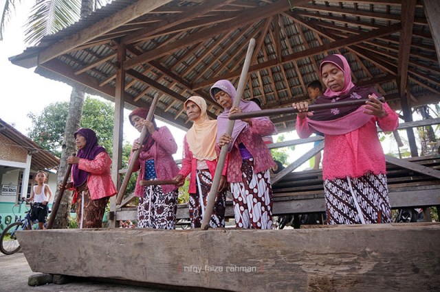 Nenek-nenek memainkan kesenian gejog lesung