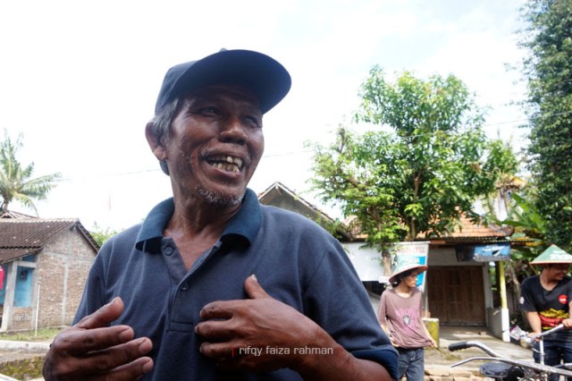 Sardi, sejak muda sudah terbiasa memandu tamu wisata