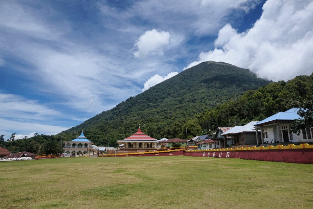 Lapangan bola Gurabunga dan Kie Matubu (1.730 mdpl) yang memberi kesejukan di desa ini