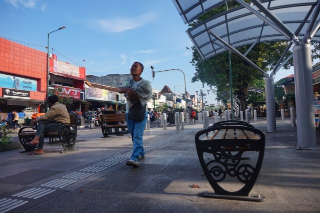 Pedestrian di Jalan Malioboro, Yogyakarta. Kawasan ini termasuk yang tak luput dari permasalahan penurunan permukaan air tanah