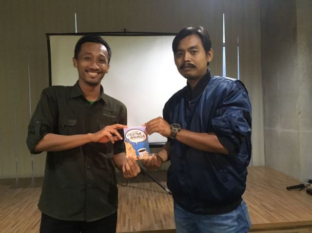Saya berfoto dengan Khairul Anam, mentor menulis ficer di hari terakhir pelatihan, Minggu (29/10). Mendapat hadiah berupa buku "Celetuk Bahasa: Mengungkap 100+ Salah Kaprah" karya Uu Suhardi atas tulisan pilihan mentor.