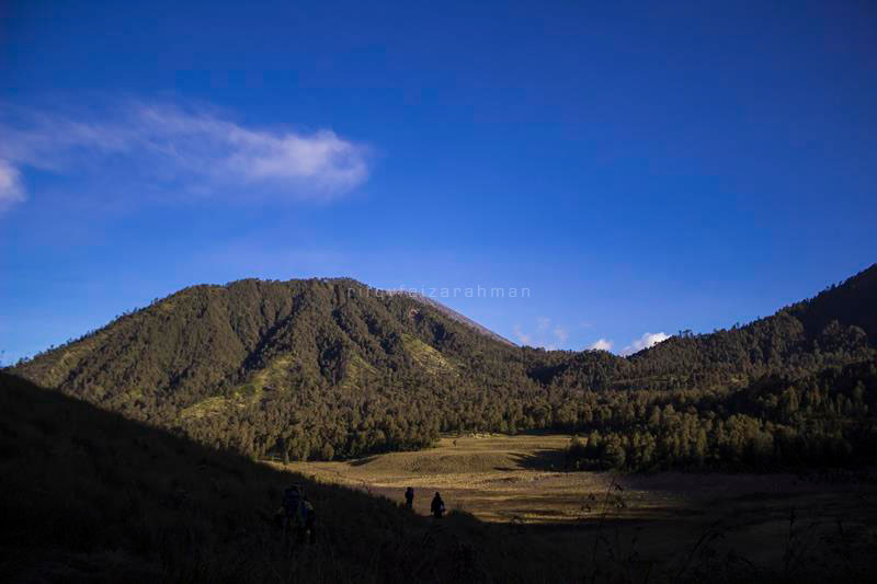 Memandang Oro-oro Ombo sekilas, sebelum turun ke perkemahan Ranu Kumbolo. Tampak Gunung Semeru menyembul di balik Gunung Kepolo.