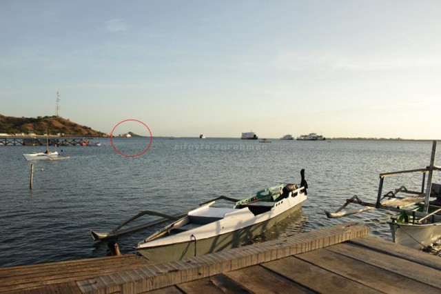 Tampak Pulau Kenawa (lingkaran merah) agak tertutup kapal feri yang berlabuh di Pelabuhan Poto Tano, Sumbawa Barat