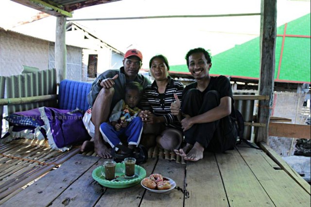 Foto bersama Saleh, Suhar, dan Irfan di teras rumah