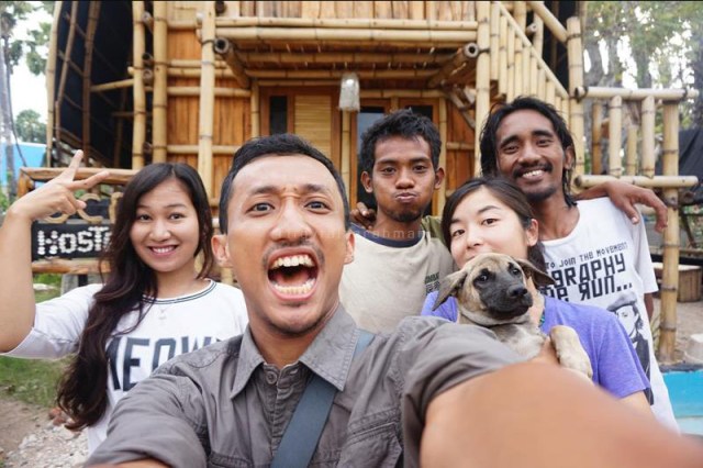 Berswafoto dengan teman-teman dari berbagai daerah (dari kiri-kanan): Mory (Medan), saya, Gusti (karyawan di OCD asal Kupang), Tayuko, dan Ape (dari SoE)
